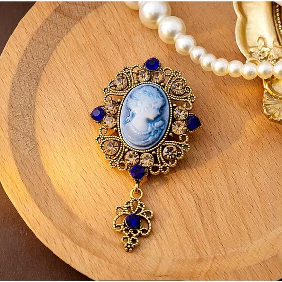 Vintage Inspired Blue Acrylic‎ Crystal Cameo Brooch in Aged Gold Tone - Picture 1 of 3